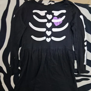 Halloween klänning (barn) - Jätte gullig Passar fint till halloween eller annan utklädnad  Tryck på armarna också  Storlek 122/128  Kolla gärna in mina andra annonser för gruppsrabatt + samfrakt! 