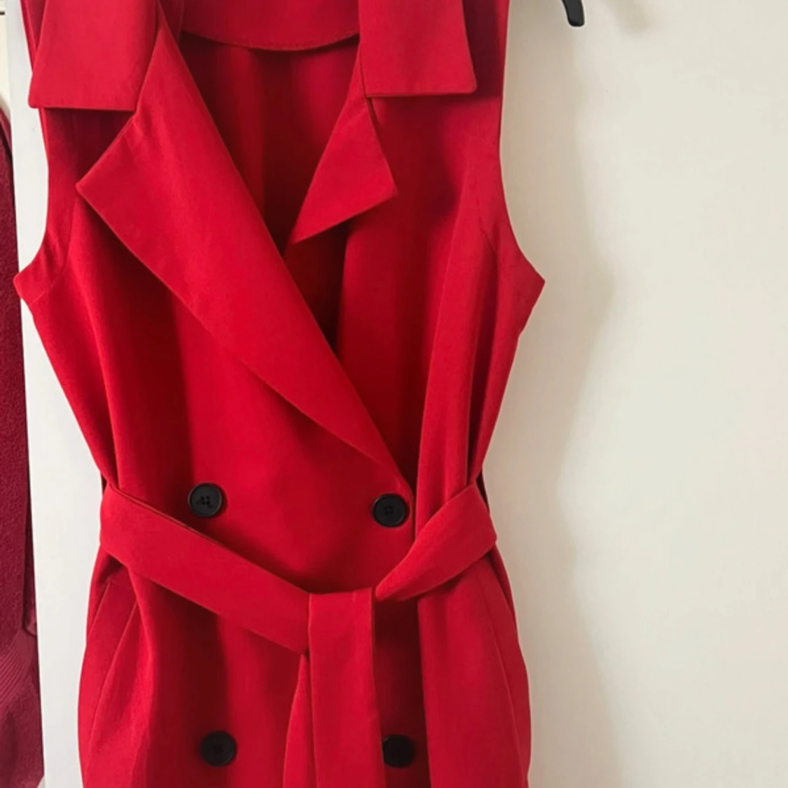 Röd ärmlös kappa med bälte - 3