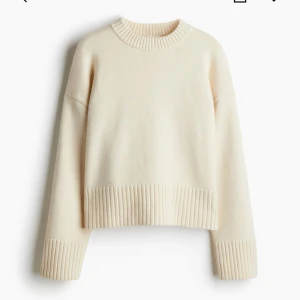 Beige stickad tröja med ribbade detaljer - Supermjuk beige stickad tröja med breda ribbade muddar vid ärmslut, nederkant och halsringning. Enkel och clean look som funkar till allt. Tröjan är helt slutsåld i alla storlekar! Denna är i storlek L men passar som en oversized S. 🎀