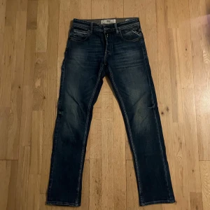 Replay grover blå jeans W29 L32 - Blåa replay grover i storlek W29 L32. Sparsamt använda. Säljer då de inte längre passar. Tveka inte på att höra av dig om du har några frågor eller funderingar!