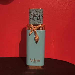 Vulcan Feu parfymflaska blå/guld - Härlig sommardoft om man gillar tropisk och mango. Sprejad få antal gånger (ca 15). Säljer för att doften inte passar mig