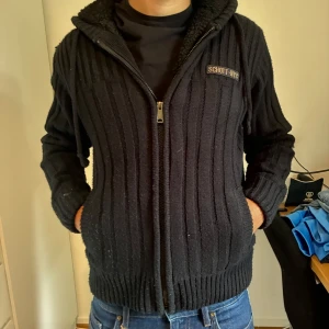 Svart stickad hoodie från Schott NYC - Mysigt foder på insidan.                            Köpt i butik.                                                       Nypris: 1599                                                        Tjock och varm(funkar även bra som höst jacka)