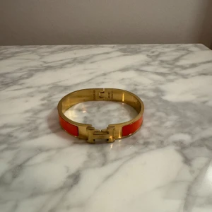 H armband  - Säljer ett super snyggt H armband i färgen guld/orange då jag inte längre använder det.