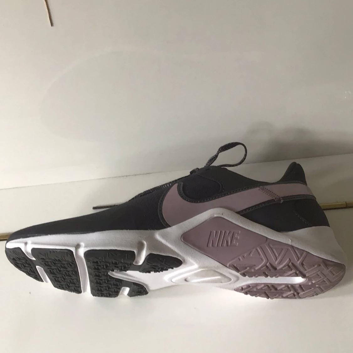 Svarta Nike sneakers med lila swoosh - 1