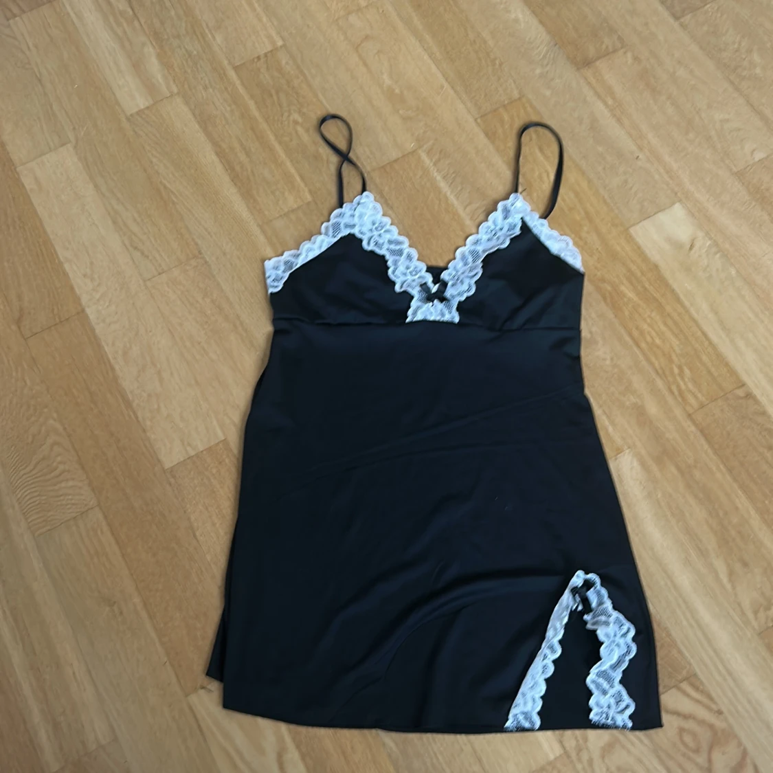 Svart kort klänning med spetsdetaljer