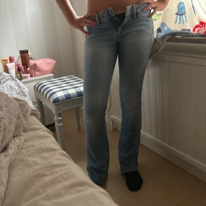 Bootcut jeans från Pepe Jeans ljusblå - Säljer ett par snygga ljusblå bootcut jeans från Pepe Jeans. Jeansen har klassisk femficksdesign, låg midja och lätt slitningar framtill. Slim fit över låren och utsvängda ben. Perfekta om du gillar Sthlmstil och vill ha en cool siluett.  Nypris:680 köpta förra året!! 