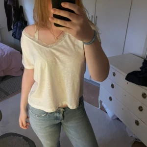 Vit topp med spetskant - Säljer denna super söta topp som bara legat i min garderob nu ett tag då jag inte fått användning för den! Tyvärr vet jag inte vart den är ifrån då lappen är av klippt! ❤️ Hör gärna av dig om du undrar något 🫶🏼