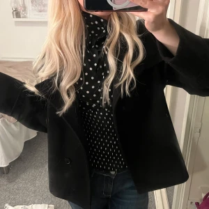 kappa  - superfin kappa, nyskick men har andra jackor så därför den inte kommer till användning 💓 kragen har knappar och går att vika upp 