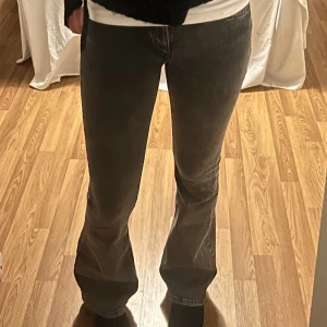 Gina Tricot Bootcut jeans - Säljer mina jeans från Gina Tricot som är använda fåtal gånger. Är 172 cm och dem passar mig perfect💞Skulle säga att de även passar som storlek 36💕Nypris var 499 kr.