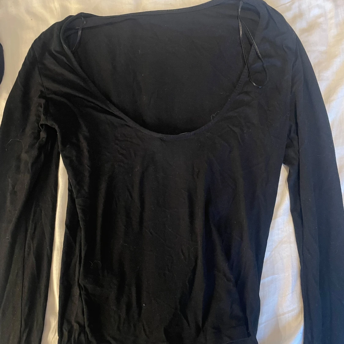 Svart långärmad topp med djup rygg - 2