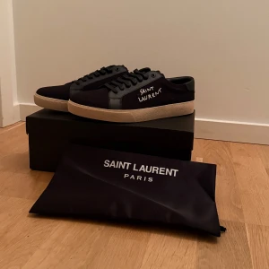 Saint Laurent Court classic - Snygga svarta skor från Saint Laurent perfekta för att klä upp sig men även vara casual. Det är bara att skriva ifall ni vill ha fler bilder