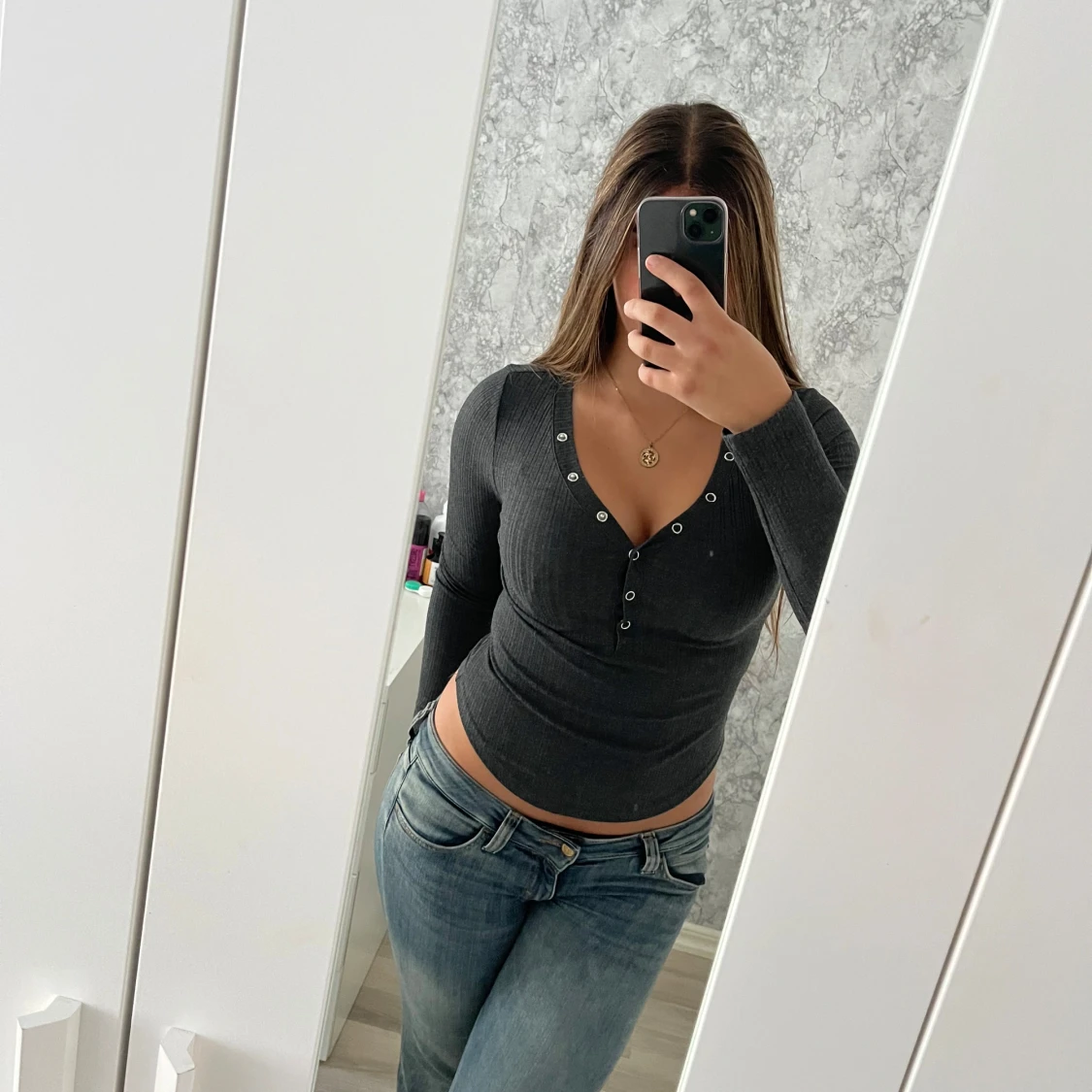 Mörkgrå ribbad långärmad topp