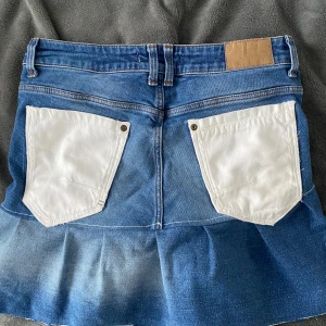 unik jeanskjol! - säljer denna jättesnygga volang jeanskjolen som jag har sytt helt själv! storlek 40 men passar som en 38 skulle jag påstå!