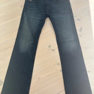 Mörkblå raka diesel zatiny jeans storlek 30 - Ett par mörkblå diesel jeans. Jätte bra skick knappt använda. W30. 