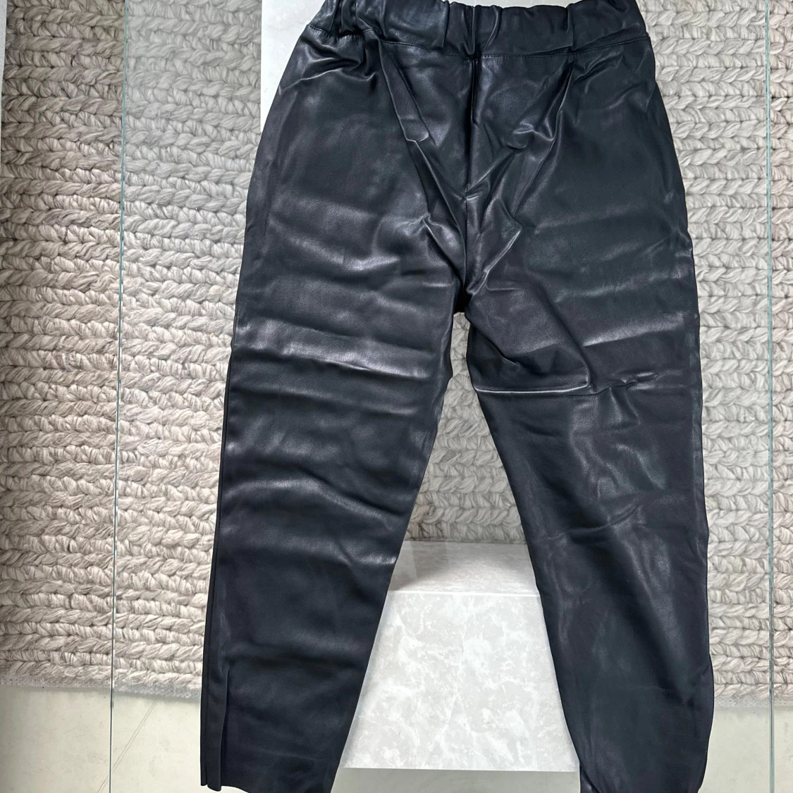 Svarta skinnbyxor från Zara med snörning - 1