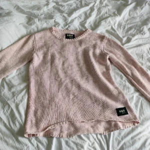 Vacker rosa stickad tröja  - 💗 Mjuk & söt stickad tröja från SALT – stl M  Superfin ljusrosa tröja i stickad kvalitet från SALT – perfekt för både vardag och mysiga kvällar. Klassisk modell med rund hals och lätt rundad nederkant som ger en fin passform. Väldigt mjuk och skön mot huden!   ✔️ Passar perfekt till jeans, kjol eller över en klänning   Katt finns i hemmet   💬 Har du frågor? Bara att skriva! 📍 Klicka "köp nu" innan någon annan hinner före 💨 