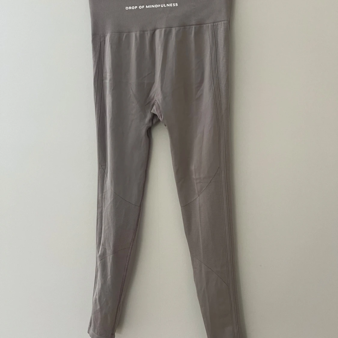 Grå/beige leggings från Drop of Mindfulness - 1
