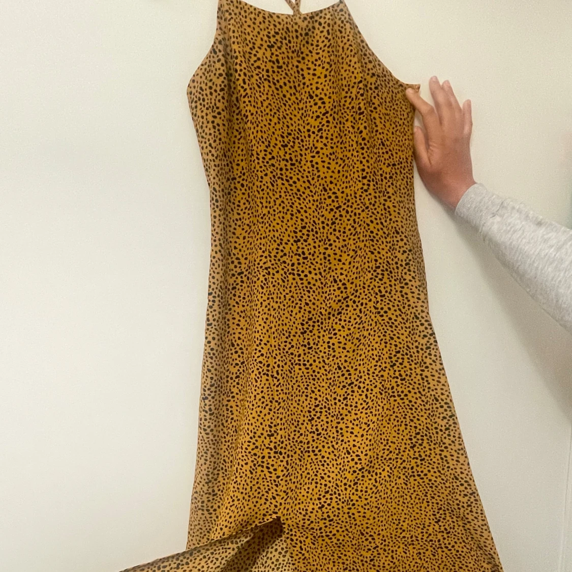 Gul leopardmönstrad långklänning