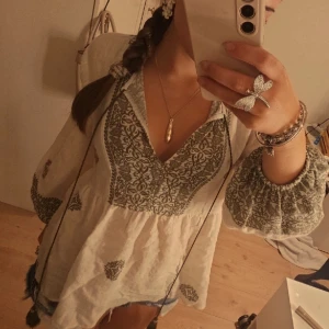 vit&grön Zara blus - Zara blus – boho vibes 💘 Superfin, knappt använd, vit blus med gröna broderier, V-ringning & tofsdetaljer. Skön och luftig och passar bra till sommaren!!!