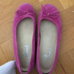 Rosa mocka ballerinaskor med rosett - Snygga ballerinaskor🩷.