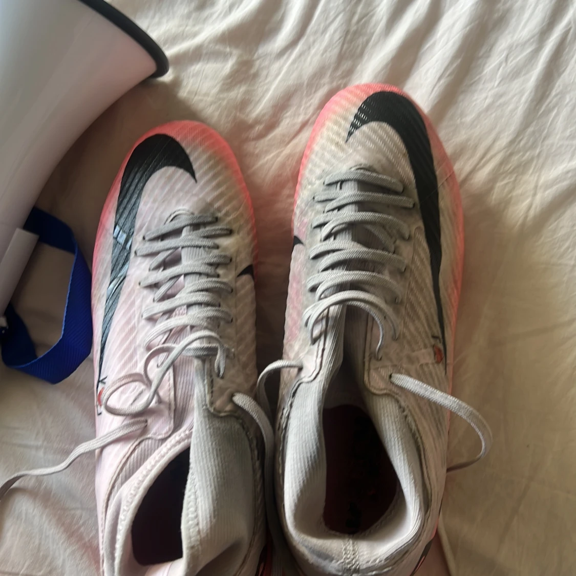 Nike fotbollsskor i vitt och rosa