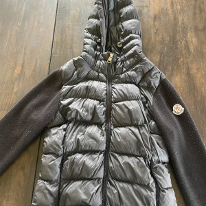 Moncler cardigan/jacka  - Äkta! Köpt på vestiere 