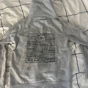 Hov1 hoodie - Säljer mycket fin hov1 hoodie i nyskick. Står att den är i S men skulle säga att den är liten å storleken. Så runt Xs