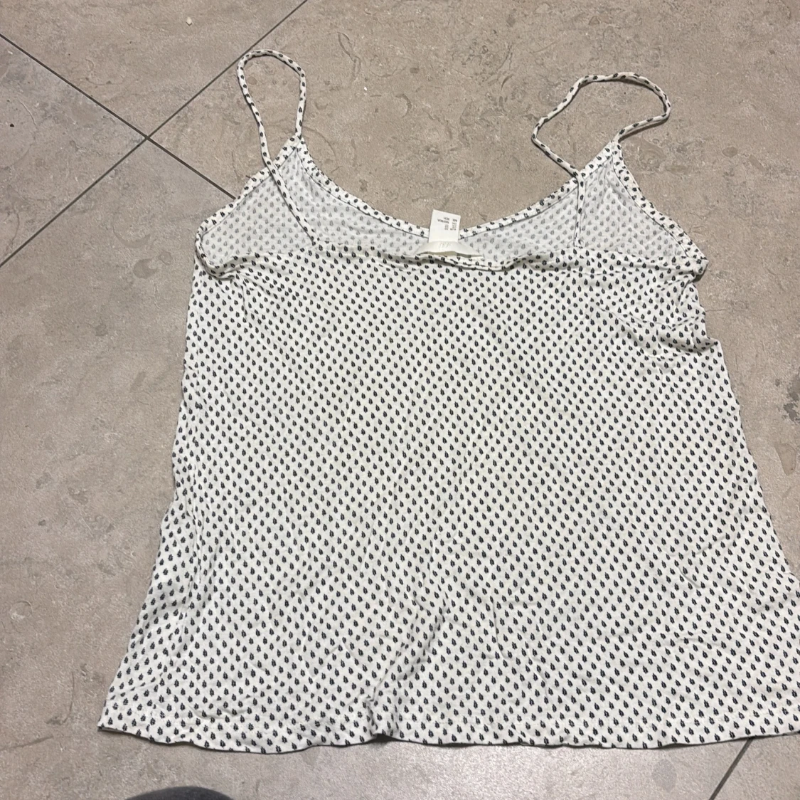 Vit prickig linnetopp från H&M XS - 1