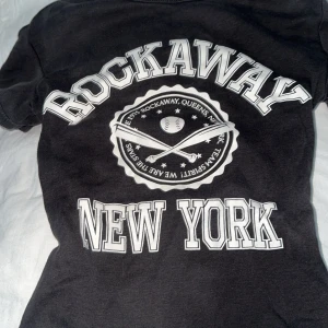 Svart Rockaway New York t-shirt H&M - Svart t shirt från H&M Divided med stort vitt tryck. Passar tight och är karaktär sydd. Den är i helt nytt skick💕