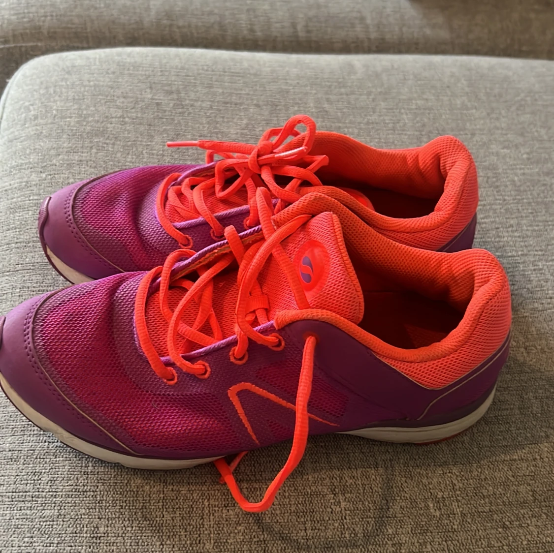 SOC sneakers i lila och neonorange - 1