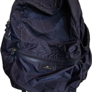 Svart ryggsäck från DAY - Snygg svart ryggsäck från DAY Birger et Mikkelsen med flera fack. Tillverkad i slitstark syntet med ljusgrått innerfoder. Perfekt för skola eller cityhäng, rymmer dator och har smarta innerfickor för organisering.