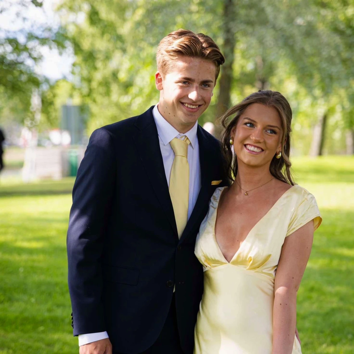 Ljusgul långklänning med öppen rygg - 1