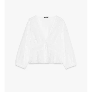 Vit blus från Zara - Superfin vit blus med v-ringning! Endast använd en gång så i väldigt bra skick!                              379kr i nypris!💞