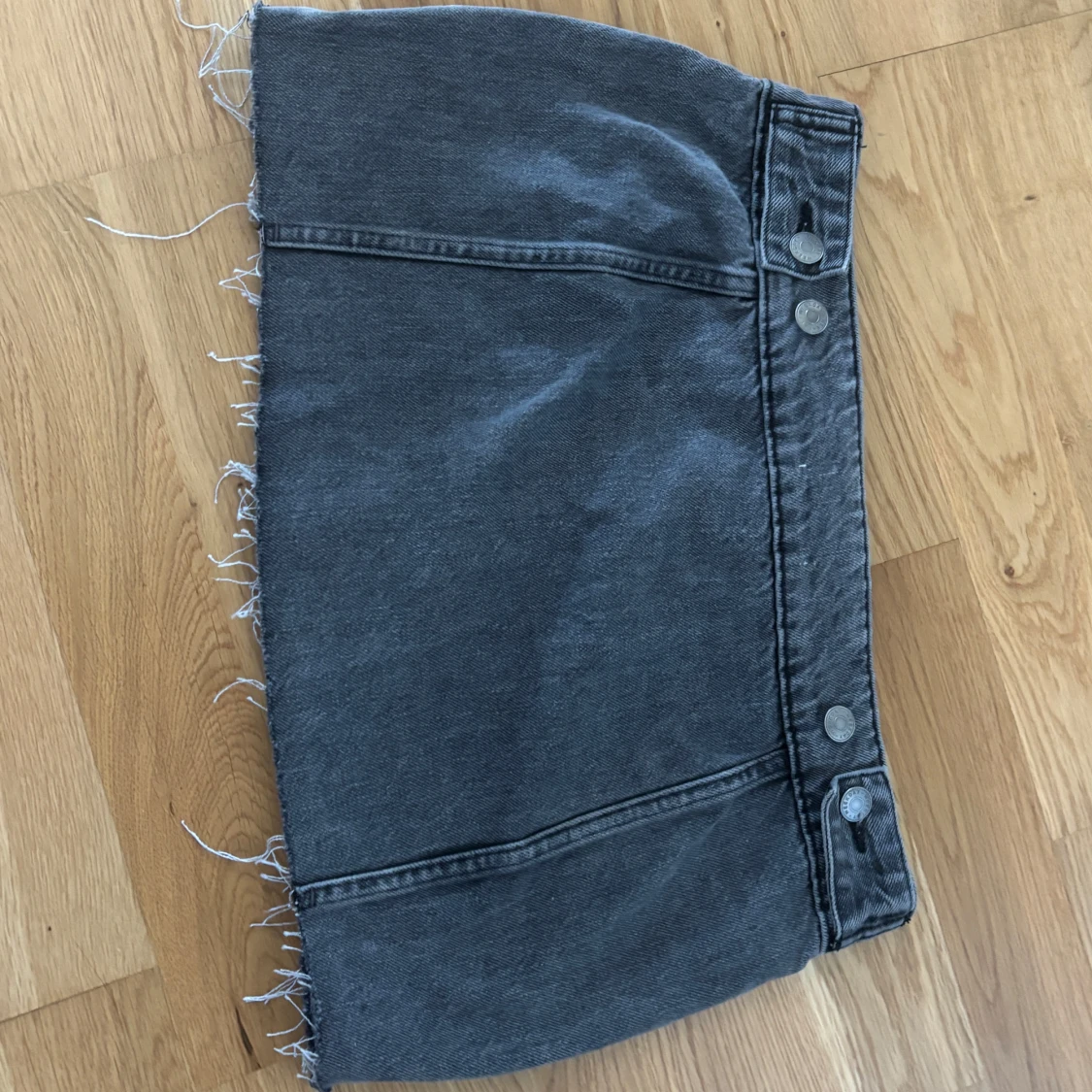 Grå mini jeanskjol från Weekday, strl 38 - 2