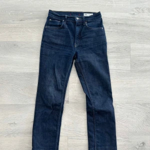 Mörkblå jeans från Zara, straight fit - Snygga mörkblå jeans från Zara i klassisk straight fit. Jeansen har fem fickor, orangea kontrastsömmar och normal midja. Perfekta till sneakers eller boots och funkar året runt. Materialet är klassisk denim i bomull.