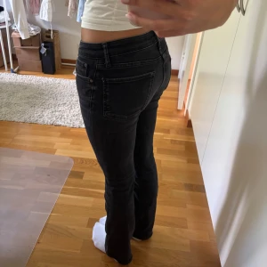 Zara bootcut jeans - Snygga lågmidjade bootcut jeans från zara! Lite korta på mig som är 170 men passar nog perfekt om man är ca 165 cm. Sparsamt använda och i jättefint skick💕Se fler jeans i min profil!