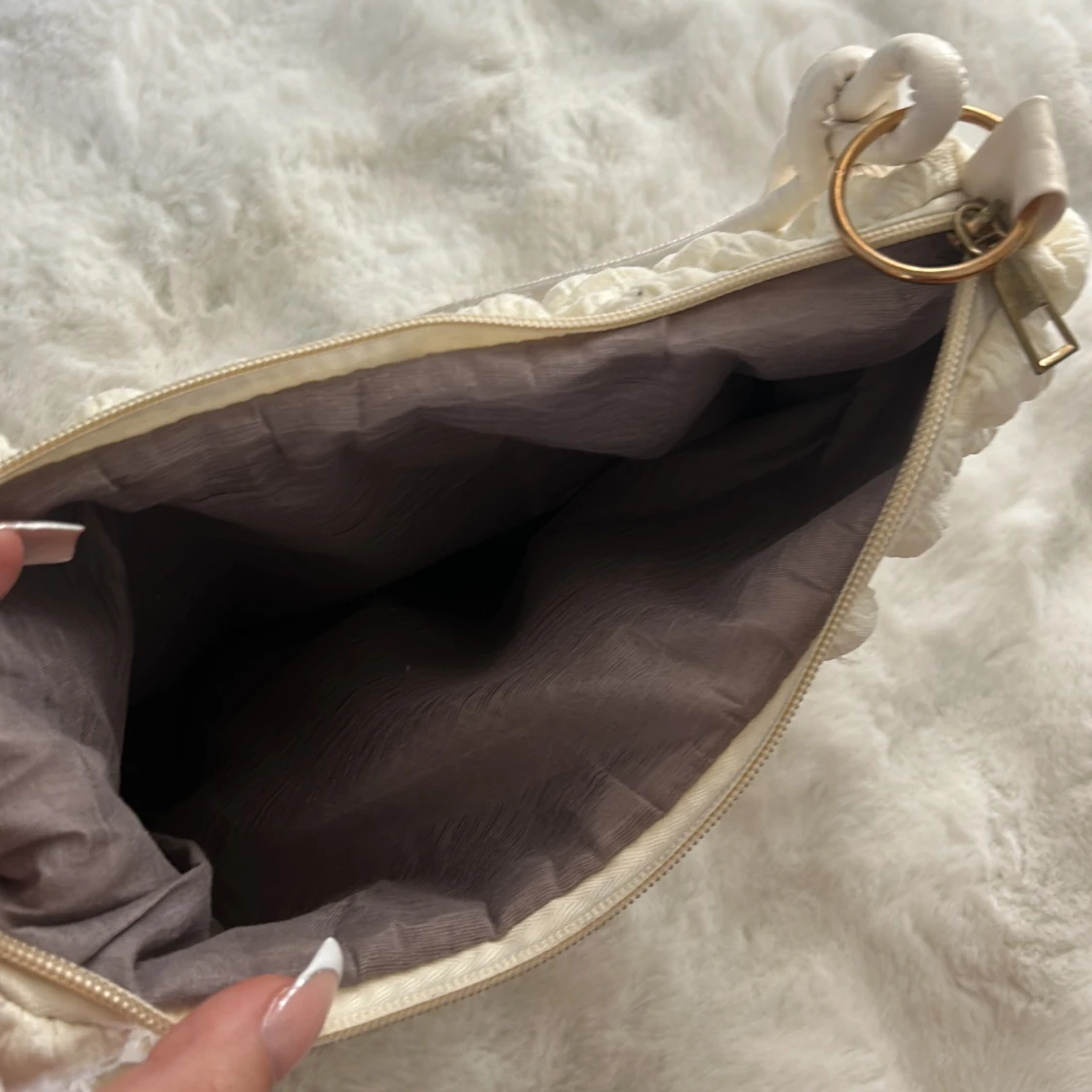 Vit quiltad axelväska med struktur - 2