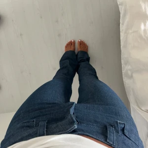 Jeans  - Mörka jeans/byxor som har lite samma stuk som kostymbyxor💙sitter bra på mig som är 164