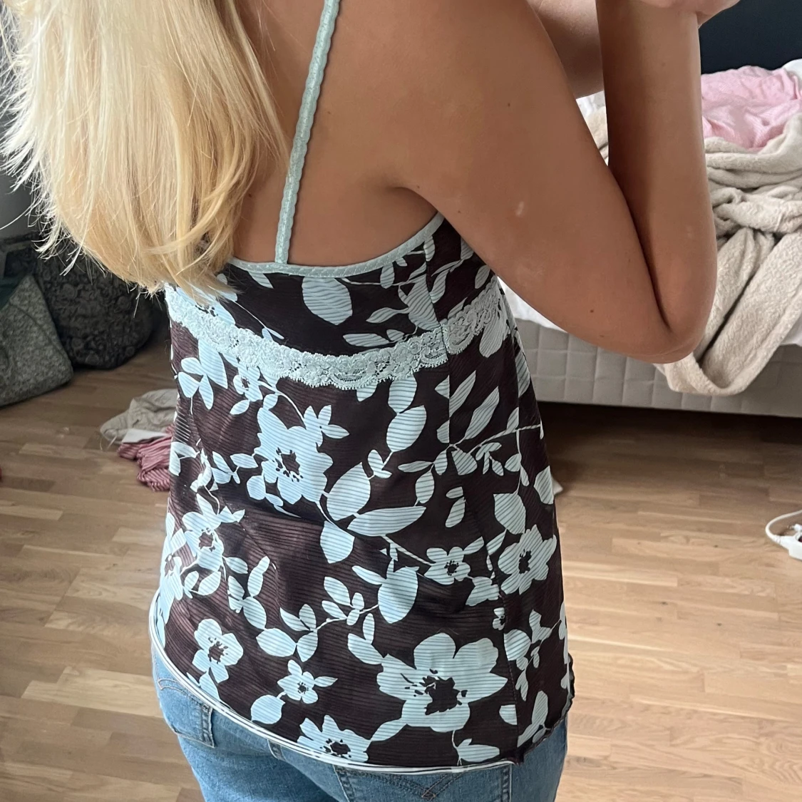 Blommig brun och ljusblå linnetopp - 2