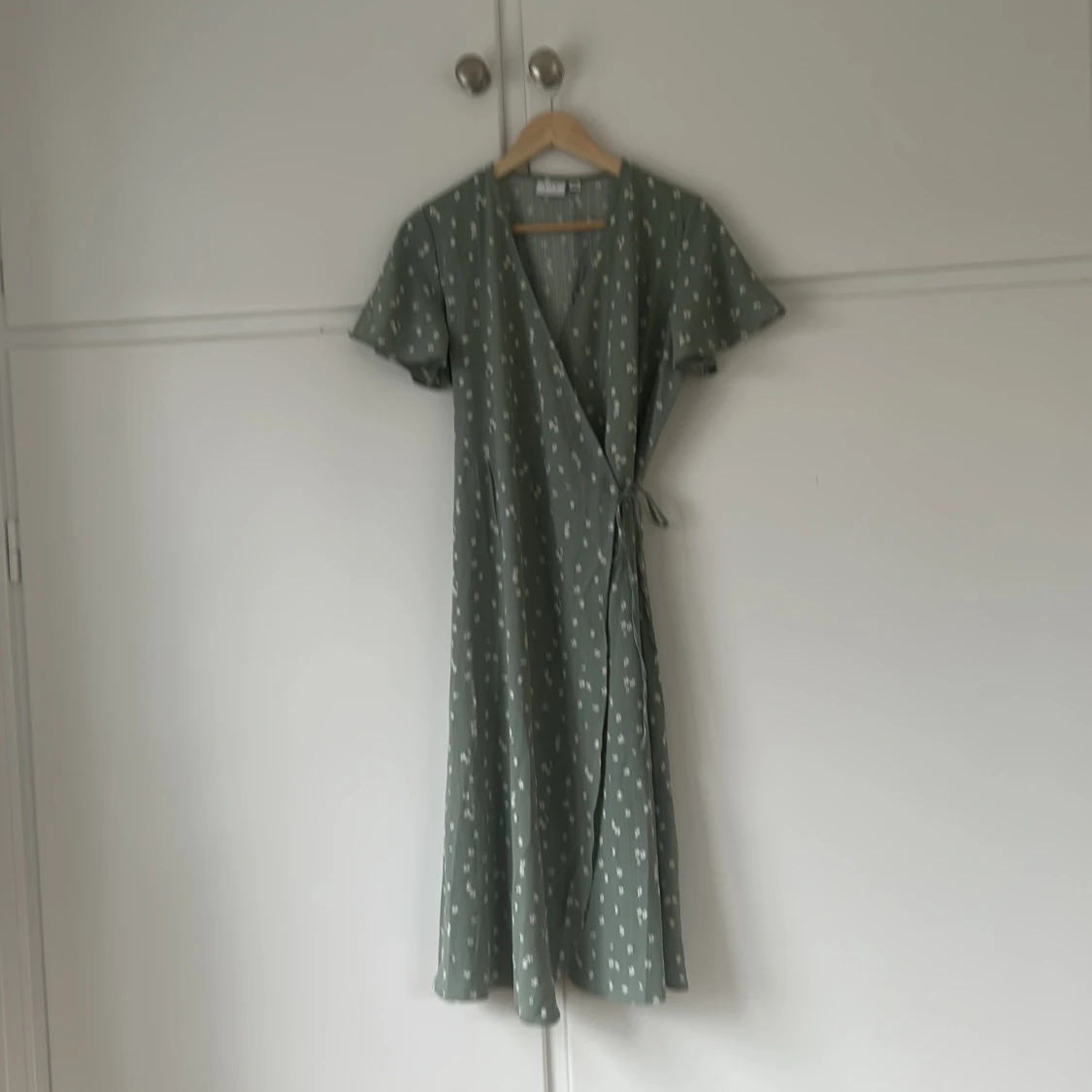 Grön blommig omlottklänning från Vila