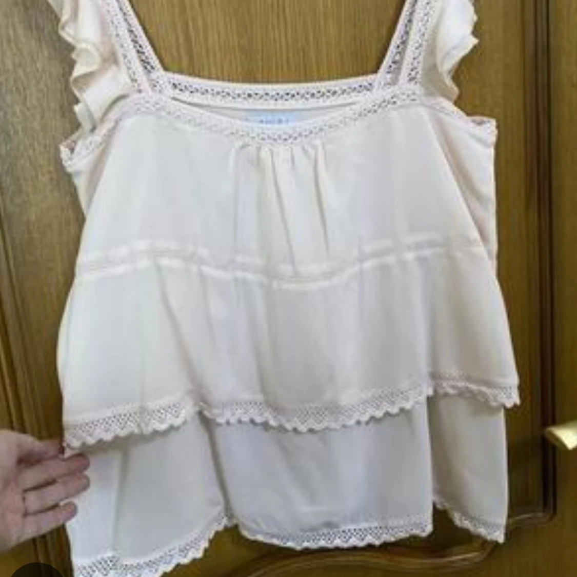 Puderrosa topp med spetsdetaljer från Amisu - 2