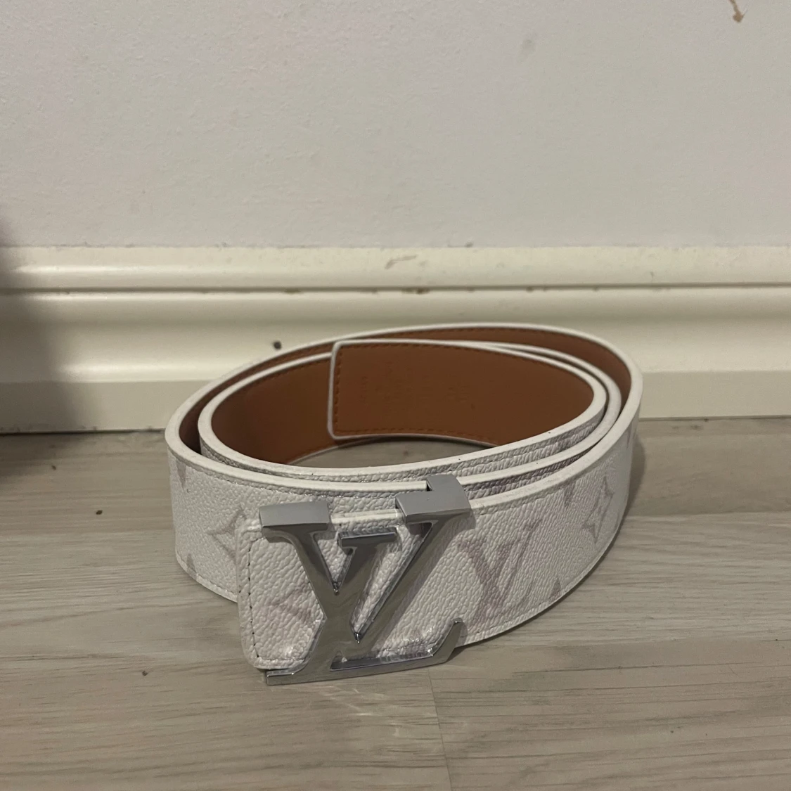 Vit  skärp med silverdetaljer  - 1