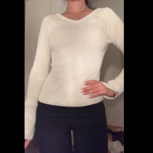 Vit stickad tröja - Supermysig vit stickad tröja från H&M i storlek XS. Tröjan har v-ringning, lång ärm och slits på armarna. Använd 2 gånger så inga tecken på användning. Pris kan diskuteras!💕