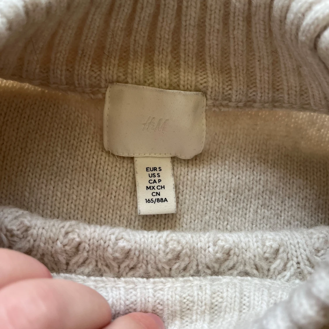 Ljus stickad & croppad tröja  - 2