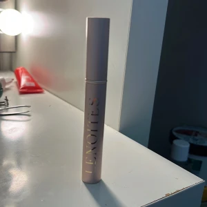 Lenottes Eyelash Activating Serum - Ett ögonfransserum från Lenoites. Perfekt för dig som vill boosta fransarna och få dem att se längre och fylligare ut. Dock har den blivit öppnad. Nypris är runt 300 kr