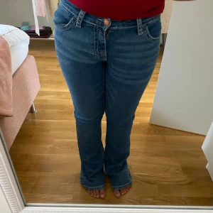 Blåa bootcut jeans från Gina Tricot - Snygga blå bootcut jeans från Gina Tricot med coola kontrastsömmar på bakfickorna. Jeansen är ej använda men tagit bort lappen efter köp. Provat fåtal gånger men ej kommit till mer användning❣️köpte för ca 399kr