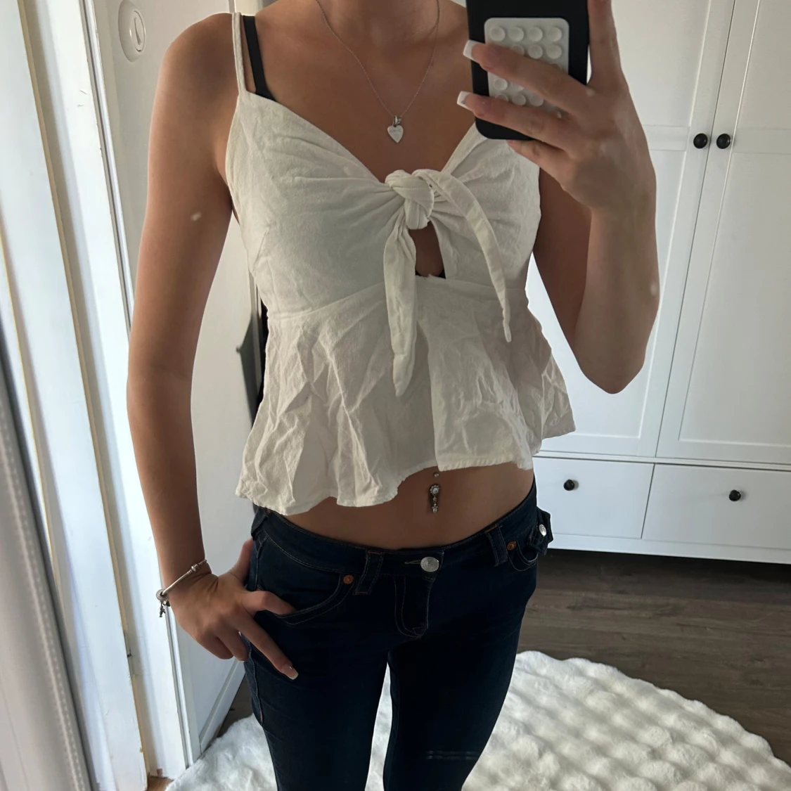 Vit linnetopp med knyt fram - 1