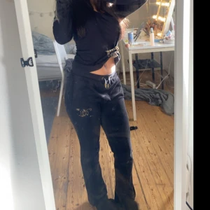 Juicy couture byxor svarta - Svarta mjukisbyxor i mjukt material med Bootcut-sydda! Säljer dom för lågt vill bara bli av med dom, pris kan diskuteras.kan mötas (Sthlm) elr skicka i posten✉️