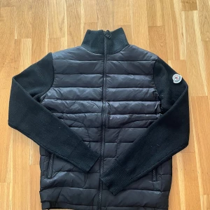 Moncler Cardigan - Säljer nu min moncler cardigan i fint skick, inga defekter. Storleken är M men sitter dom en S.