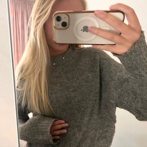 Grå stickad tröja - Mysig grå stickad tröja med rund hals och långa ärmar. Enkel och stilren design som funkar till allt. Superenkel att styla och passar året runt. 😍